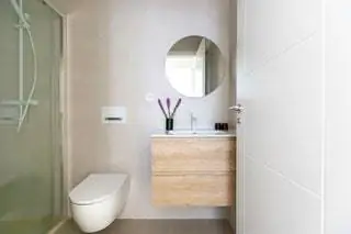 В обеих ванных комнатах были выбраны круглые или неправильные зеркала, отходящие от прямых форм, чтобы контрастировать с…