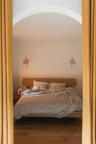 Еще одна из спален с дубовой кроватью от Re Beds, светильниками от Ferm Living и тумбочкой от Ethnicrafts