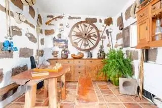 Эта харизматичная и роскошная вилла в Тинахо является идеальным местом для гостей, чтобы создать воспоминания своей мечты…