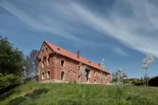 Этот кирпичный дом был спасен и превращен в современное жилище внутри