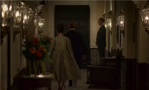 'THE CROWN' был записан в этом ОТЕЛЕ в СЕВИЛЬЕ