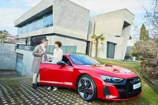 Спортивный и элегантный, новый Audi RS etron GT предлагает мощность 440 кВт, которая позволяет ему разгоняться от 0 до 100 км/ч. в…