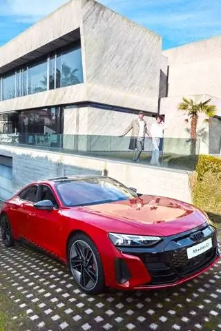 Подобно брутальной архитектуре, новый Audi RS etron GT представляет собой возвращение к основам спокойствия и безмятежности без…