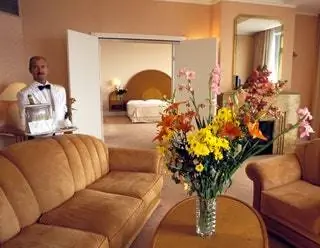 Отель изменил свое название 8 апреля 2013 года на Grand Hyatt Cannes Hôtel Martinez, но спустя четыре года вернул себе прежнее… Отель изменил свое название 8 апреля 2013 года на Grand Hyatt Cannes Hôtel Martinez, но спустя четыре года вернул себе прежнее…
