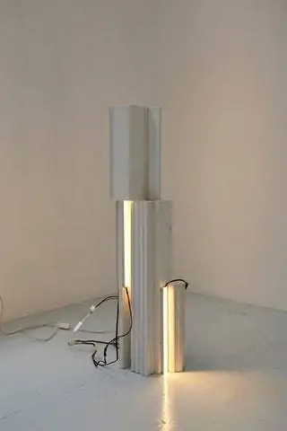 Это изделие под названием «Высший карниз» создано Терезой Ферндес Пелло, дизайнером, который использует карнизы…