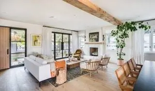 В гостиной желтое кресло от Garde Shop LA, а диван от Restoration Hardware