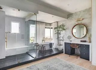 В ванной плитка от «Cl Tile», стул от «House of Morrison» и ковер от «Rug Resources»
