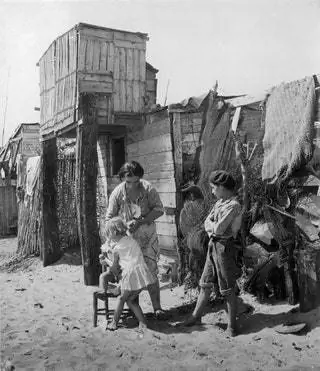 В 1934 году Дора Маар изобразила бедность казарм Соморростро