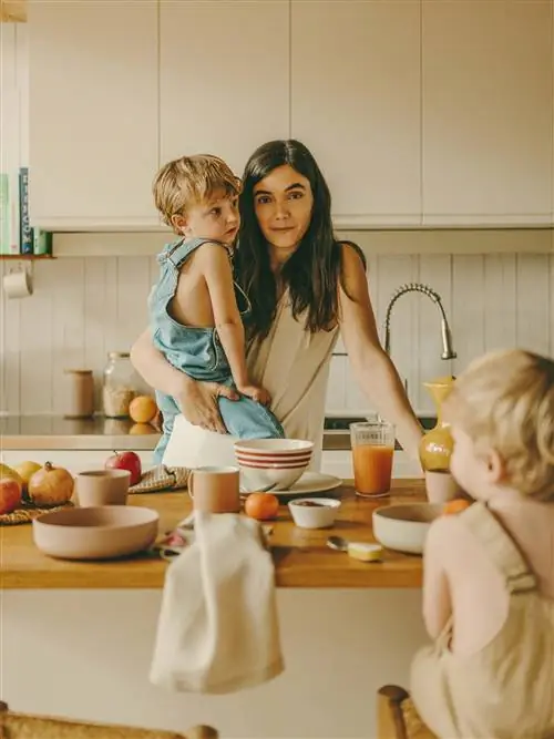 Клара Инфанте на кухне Casa Mesquita со своими детьми