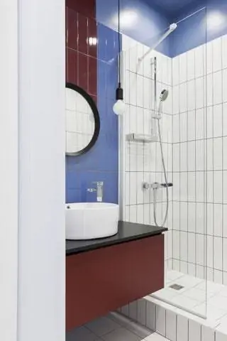 Ванная комната проста, но также сочетает цвета с плиткой Kerama Marazzi. Туалетный столик разработан Светой…
