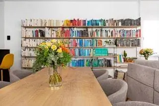 В гостиной главным героем является модульный книжный шкаф шведской фирмы String, выступающий в роли колонны…