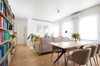 Еще одна особенность гостиной - отсутствие телевизора. У наших клиентов не было…