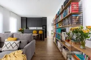 С цветом кухни у клиентов были некоторые сомнения, их очень привлекала идея темно-черного или серого цвета…