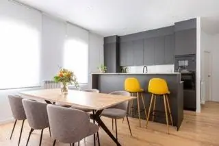 Клиенты хотели элегантный функциональный дизайн интерьера с оттенком цвета, а так как они оба большие поклонники цвета…