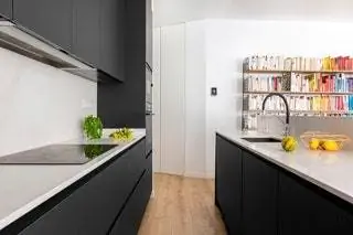 По опыту мы знали, что темная кухня не съест остальную часть проекта. С учетом остальных…