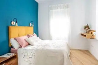 Наконец, хозяева выбрали две комнаты вместо трех, которые изначально были в доме. В этом…