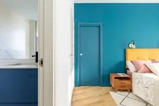 Синий цвет раковины в ванной комнате такой же, как и на стене. Маленькие вещи, которые имеют значение