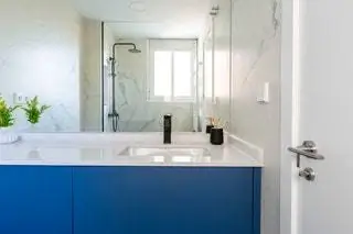 Для выбора ванных комнат было больше свободы, и они выбрали спальню в той же цветовой гамме, что и…