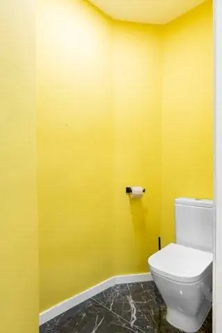 Цвета также использовались в бесплатном туалете, чтобы придать ему динамизм