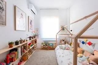 Спальня девочки соответствует принципам Монтессори. Главное, чтобы все было под рукой, отсюда и кровать…