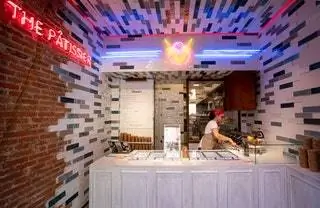 Десерт предлагает The Pâttisier в небольшом, но очаровательном пространстве, предназначенном для дегустации мороженого, приготовленного вручную…