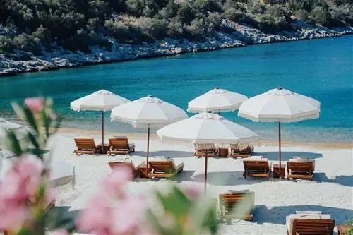 Lucca Beach дизайнерский пляжный бар на самом желанном побережье Средиземного моря Lucca Beach дизайнерский пляжный бар на самом желанном побережье Средиземного моря