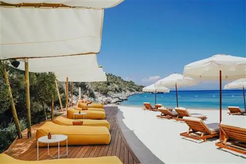 Lucca Beach дизайнерский пляжный бар на самом желанном побережье Средиземного моря Lucca Beach дизайнерский пляжный бар на самом желанном побережье Средиземного моря