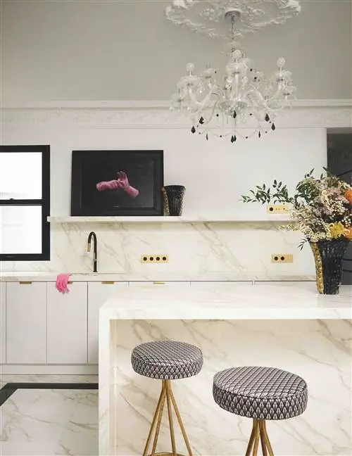 Кухонная мебель от Kvik, остров облицован спеченным камнем Calacatta от Neolith,… Кухонная мебель от Kvik, остров облицован спеченным камнем Calacatta от Neolith,…