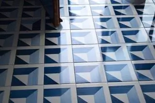Что касается пола, Понти работает с компанией Ceramica D'Agostino из Салерно, создавая 33 геометрических и растительных мотива…