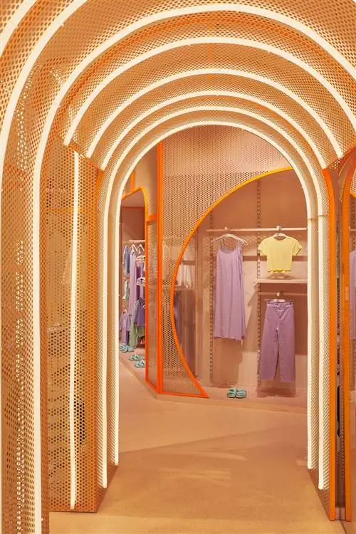 В новом магазине Mango Teen есть бассейн, стойка регистрации и прачечная
