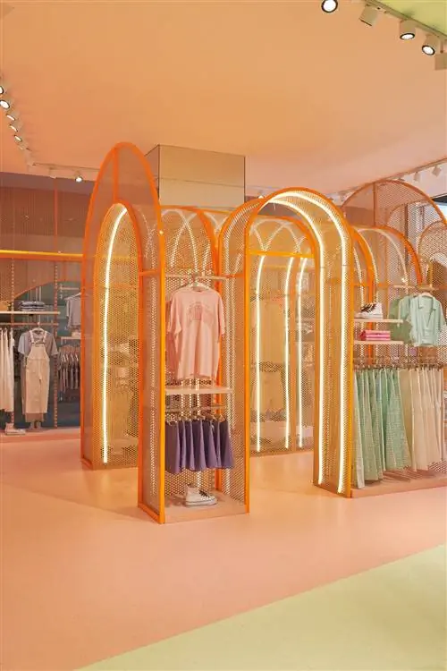 В новом магазине Mango Teen есть бассейн, стойка регистрации и прачечная