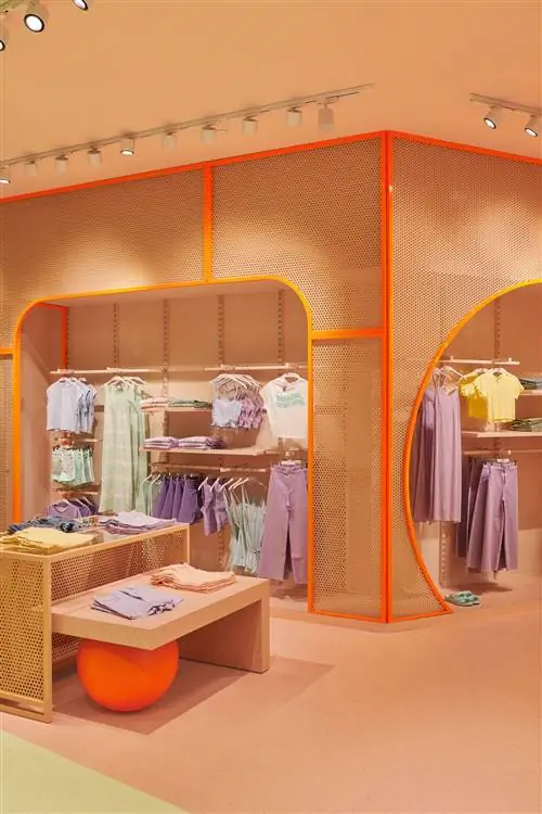 В новом магазине Mango Teen есть бассейн, стойка регистрации и прачечная