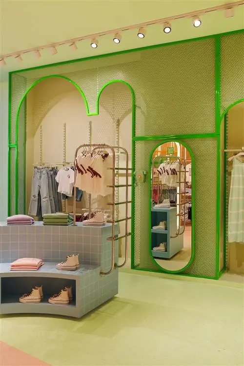 В новом магазине Mango Teen есть бассейн, стойка регистрации и прачечная