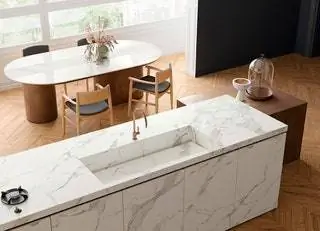 Белый и светящийся фон с серыми прожилками делает эту столешницу элегантной и уникальной