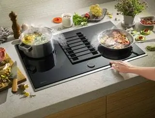 Никаких следов дыма, запахов или колокольчиков. В варочной панели FlexInduction вытяжка интегрируется в варочную панель. Идея…