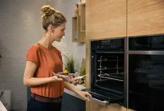 Духовки Slide Hide имеют оригинальную систему открывания дверцы, поэтому они остаются скрытыми…