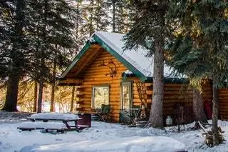 Эта хижина, расположенная в частном лесу на Северном полюсе Аляски, - одно из тех живописных мест, которые обязательно нужно посетить хотя бы раз…