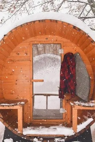 Эта панорамная сауна в форме бочки является частью школьной фермы в Вермонте, доступной…