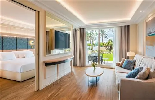 Одна из комнат в Barceló La Nucía Palms с выходом в сад