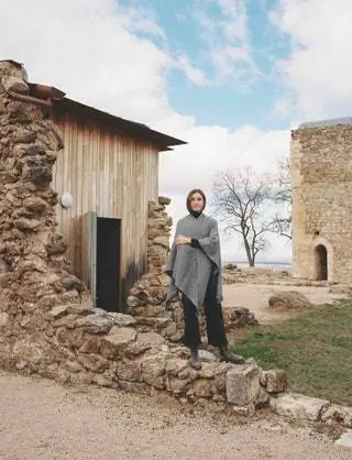 Камила Ланзас позирует с одной из серых руан из альпаки Аббатта. «Красильщики всегда считались… Камила Ланзас позирует с одной из серых руан из альпаки Аббатта. «Красильщики всегда считались…