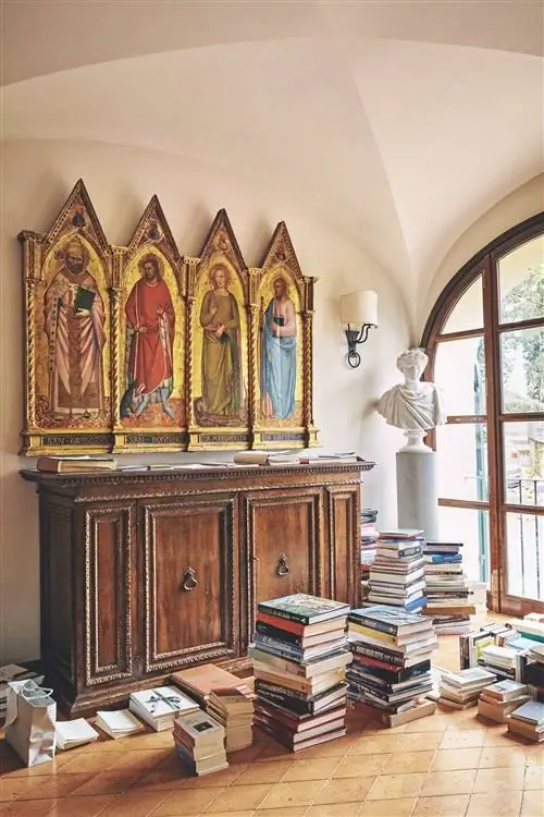 старинный буфет с книгами и алтарем с позолотой