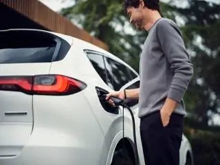 Новый подключаемый гибрид Mazda предлагает отличные впечатления от вождения с высокой производительностью в…