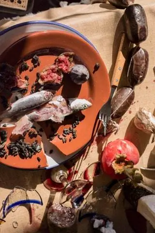 Цветовая палитра - средиземноморский белый янтарно-синий терракотовый и соломенный с оттенками пыльно-розового в качестве классического тона. За…