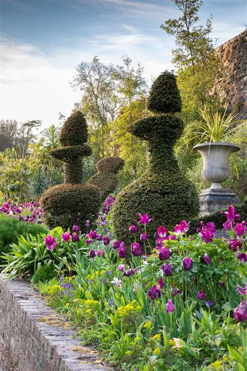 Обнесенный стеной сад в Plas Cadnant Hidden Gardens, остров Англси, Северный Уэльс Обнесенный стеной сад в Plas Cadnant Hidden Gardens, остров Англси, Северный Уэльс