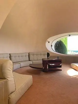 Наряду с бетоном, мрамором и камнем являются другие главные герои Palais Bulles