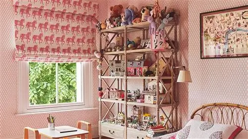 детская спальня в розовых тонах, односпальная кровать с розовыми и узорчатыми простынями, полка и детская мебель из…