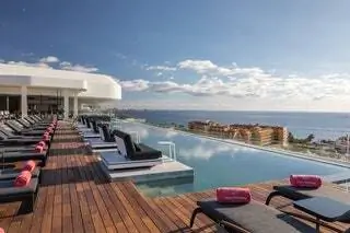 Этот отель Barceló Group расположен в Коста-Адехе Тенерифе, в окружении буйной природы юга острова