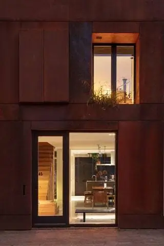 Steel Craft House выделяется в окружающей среде своим индустриальным оттенком, но в то же время имеет узнаваемую структуру и…
