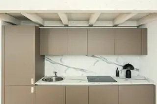 Из старой лаборатории архитектурная студия Archventil создала три очень разных пространства, но с примечательными… Из старой лаборатории архитектурная студия Archventil создала три очень разных пространства, но с примечательными…