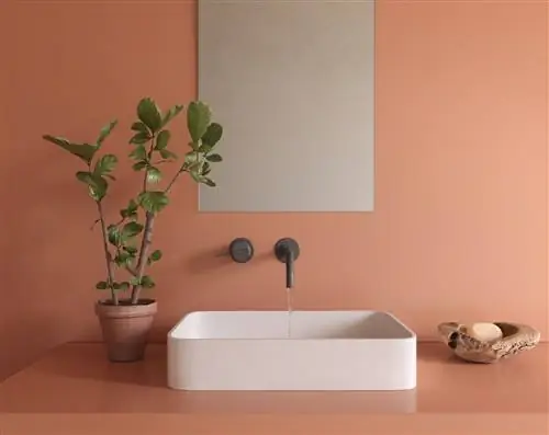 Ванная комната с отделкой Clay Red Silestone в настенной плитке и столешницей рядом с раковиной Marie